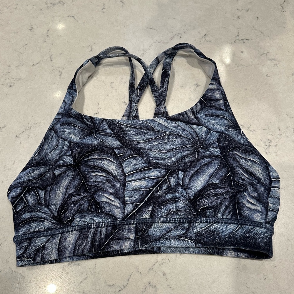 Lululemon Energy Nulux Bra, size 6 great condition